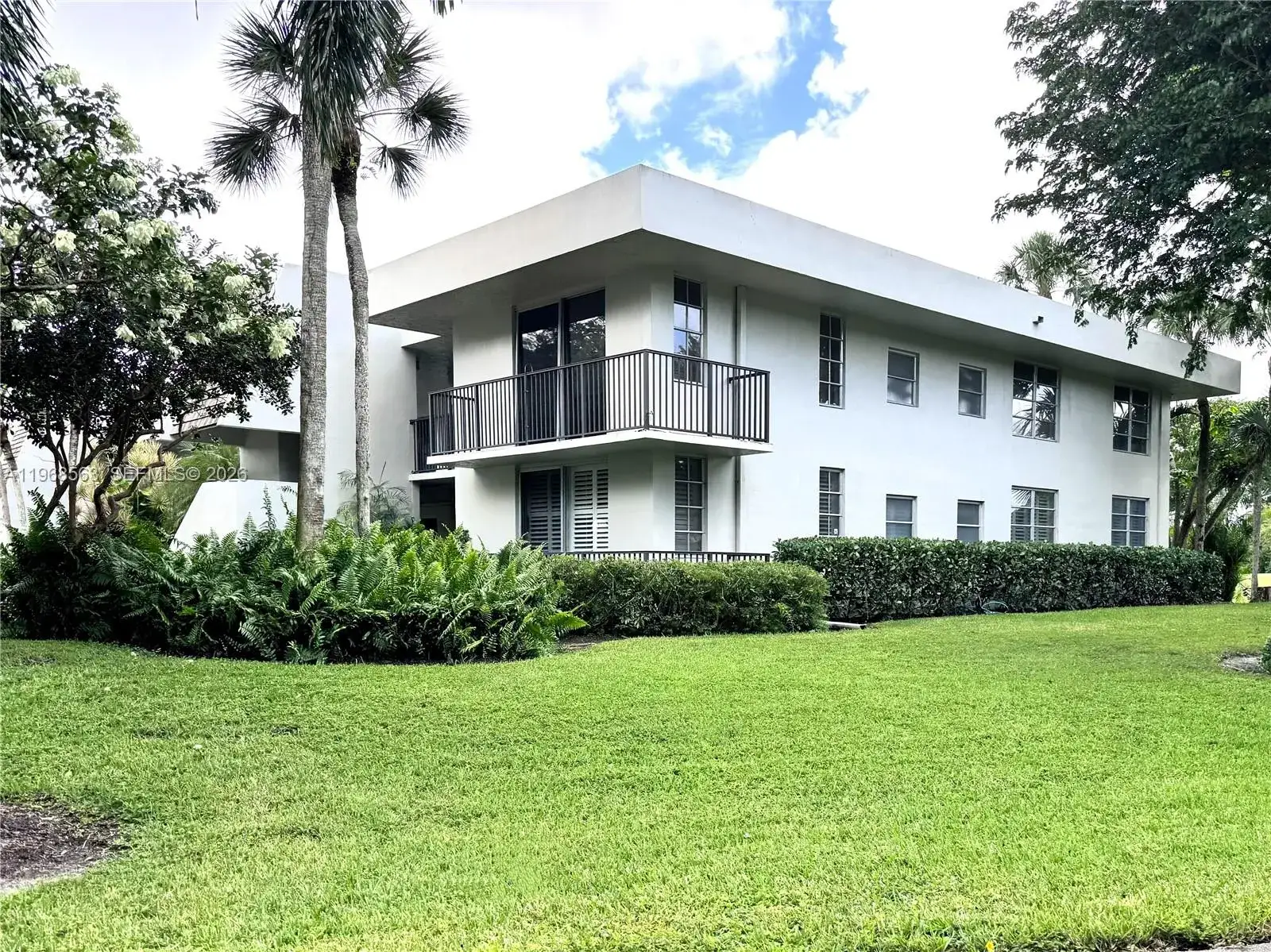 3 bedroom 2 bath Residential Lease for rent at 901 W Cypress Ln # 201, Pompano Beach FL 33069