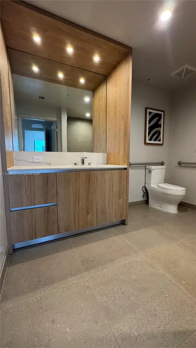 1 bedroom 1 bath Residential Lease for rent at 11 NE 6th street # 2212, Miami FL 33132