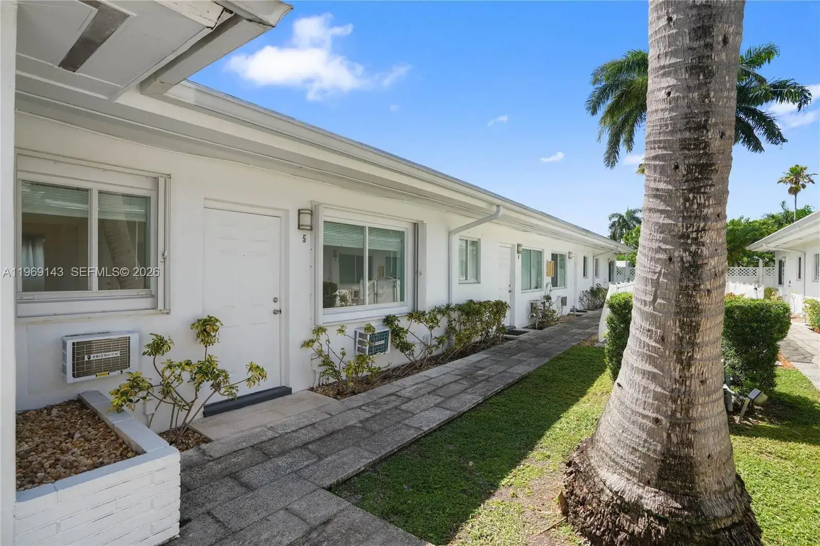 2 bedroom 1 bath Residential Lease for rent at 932 Moffett St # 4, Hallandale Beach FL 33009