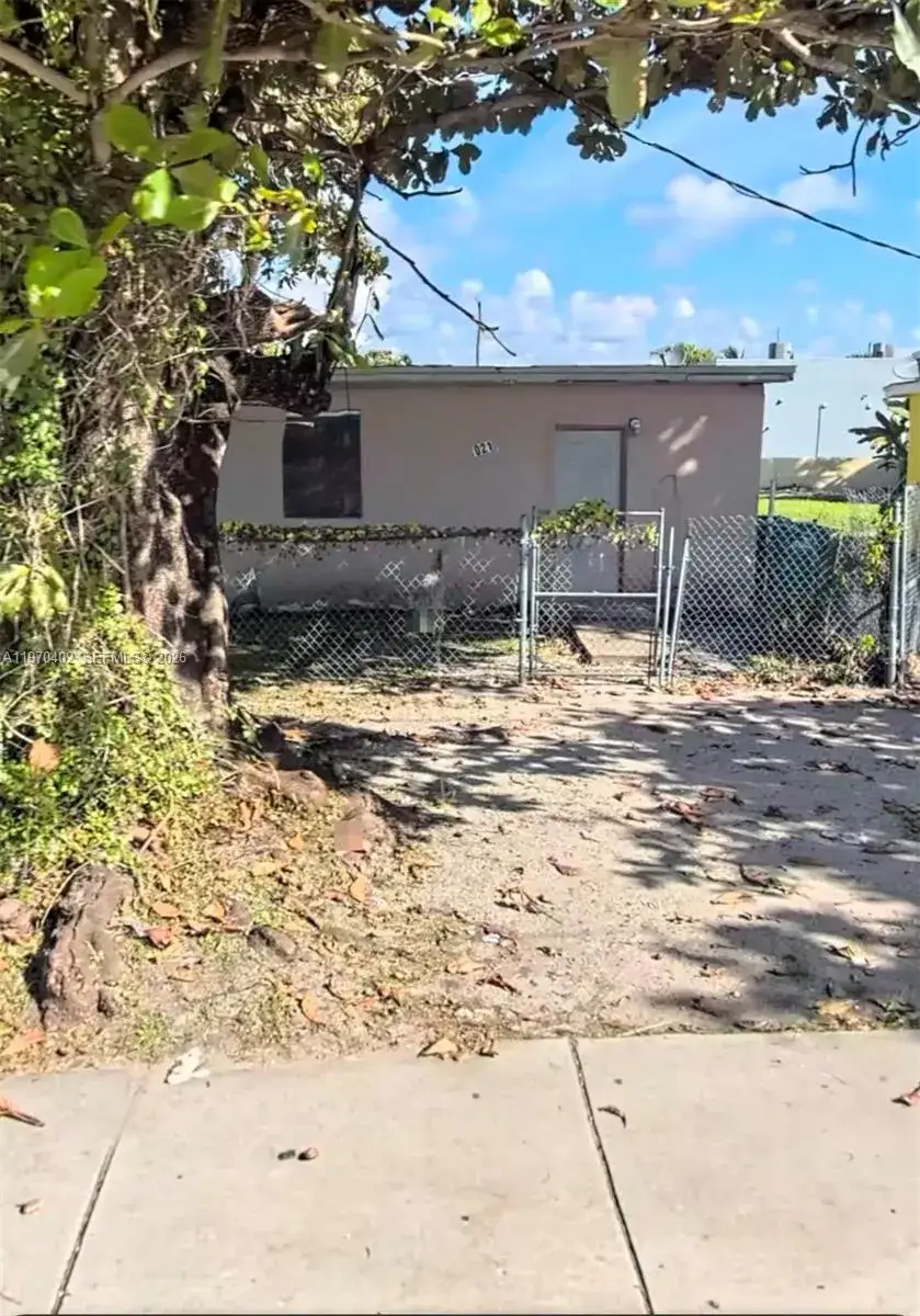 1 bedroom 1 bath Residential for sale at 10219 SW 184th St, Cutler Bay FL 33157