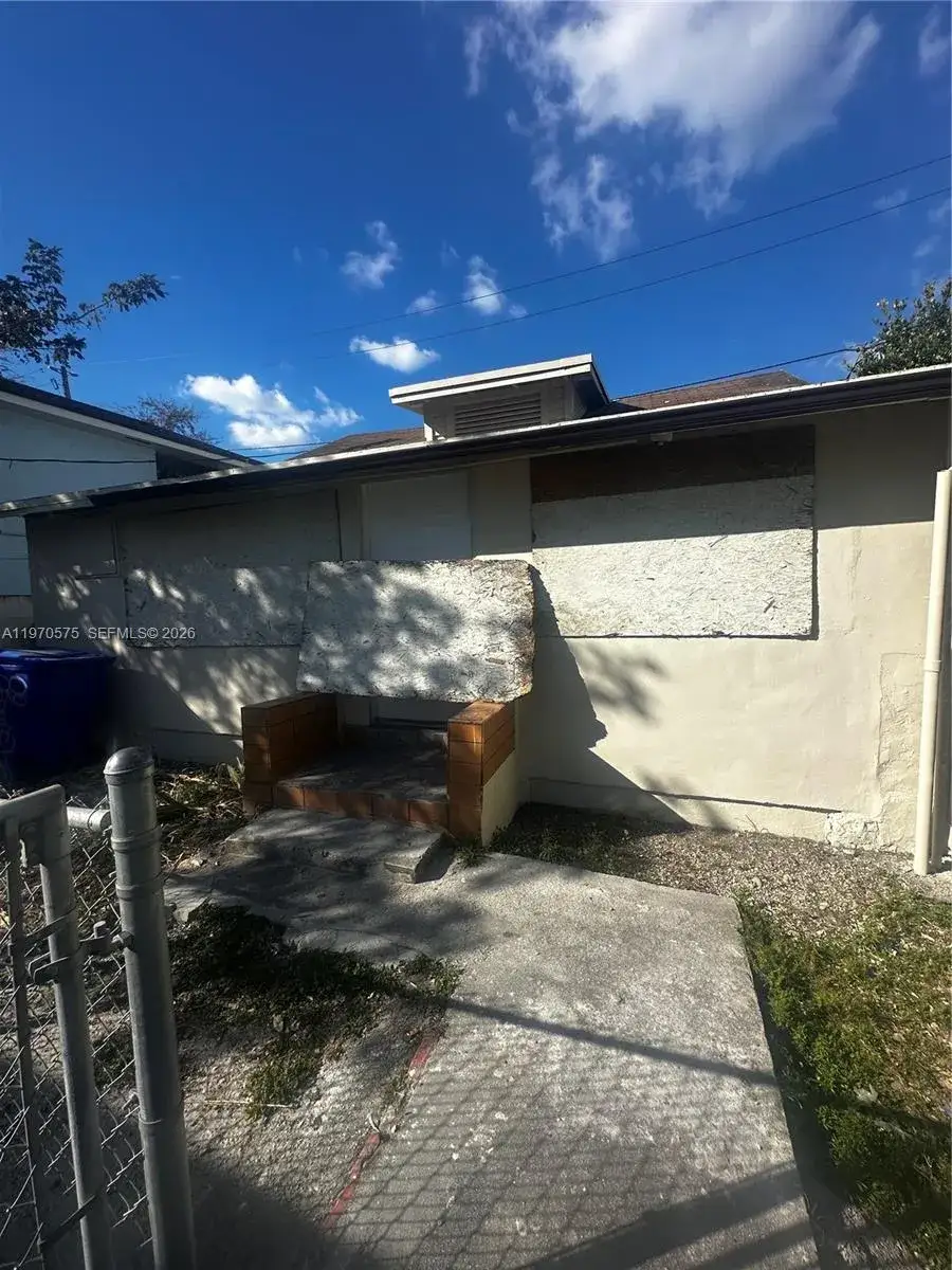 2 bedroom 1 bath Residential Lease for rent at 1919 SW 2nd St # c, Miami FL 33135