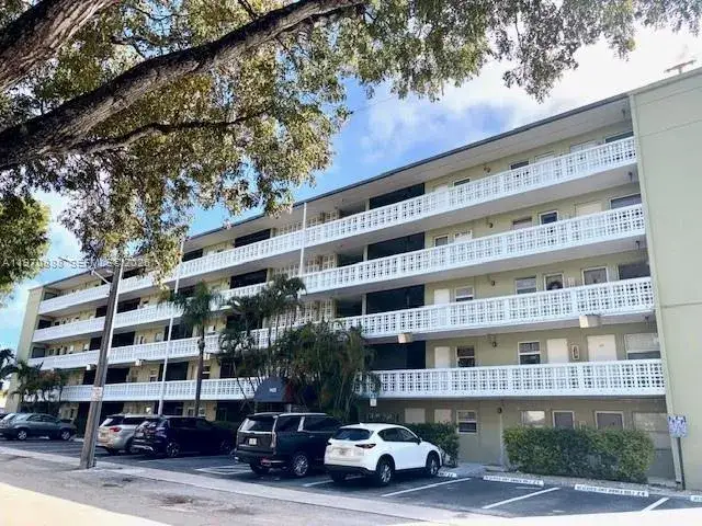1 bedroom 1 bath Residential for sale at 1425 Arthur St # 403A, Hollywood FL 33020