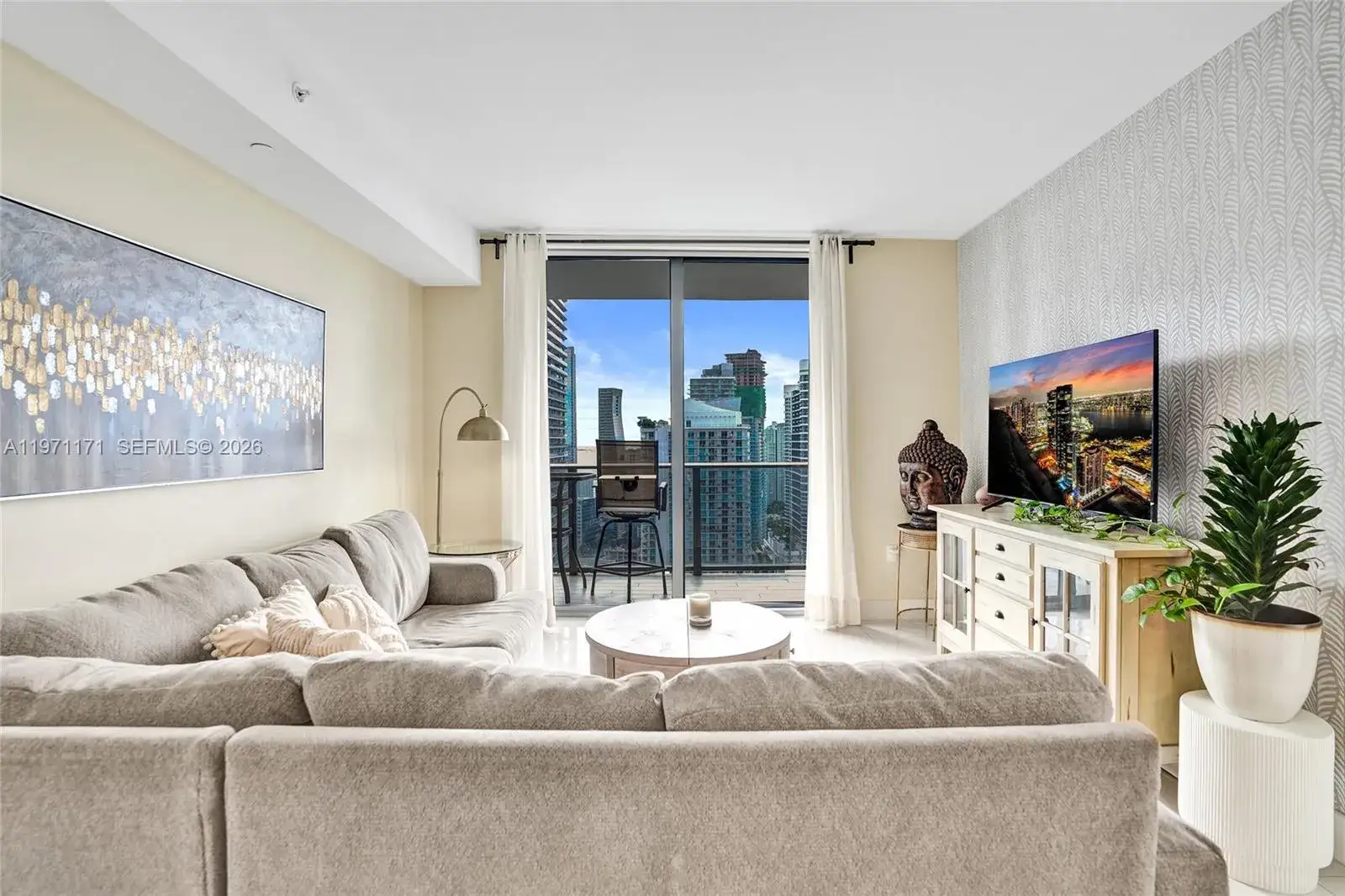1 bedroom 2 bath Residential for sale at 45 SW 9th St # 4004, Miami FL 33130