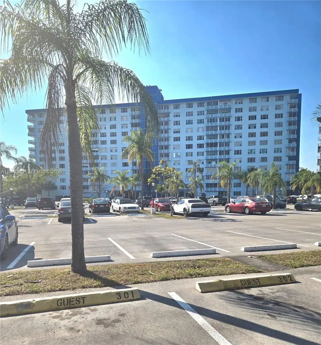 1 bedroom 1 bath Residential for sale at 4001 Hillcrest Dr # 909, Hollywood FL 33021