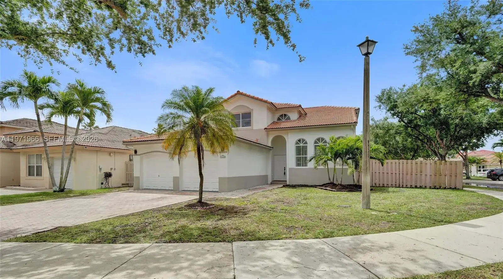 4 bedroom 3 bath Residential for sale at 14422 N Royal Cove Cir, Davie FL 33325