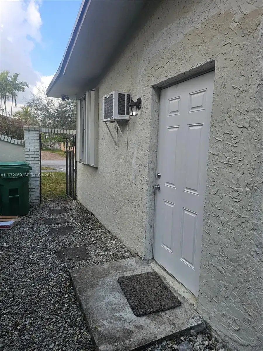 1 bath Residential Lease for rent at 6901 SW 95th Ave # 0, Miami FL 33173