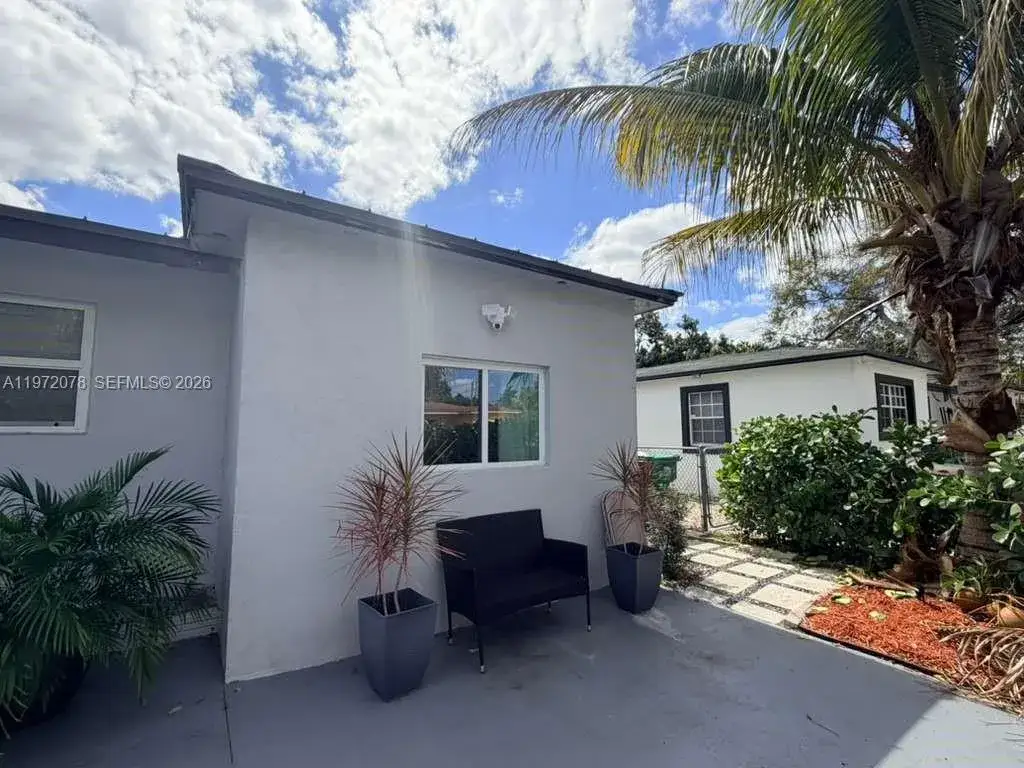 1 bedroom 1 bath Residential Lease for rent at 1430 NE 149th St # B, Miami FL 33161