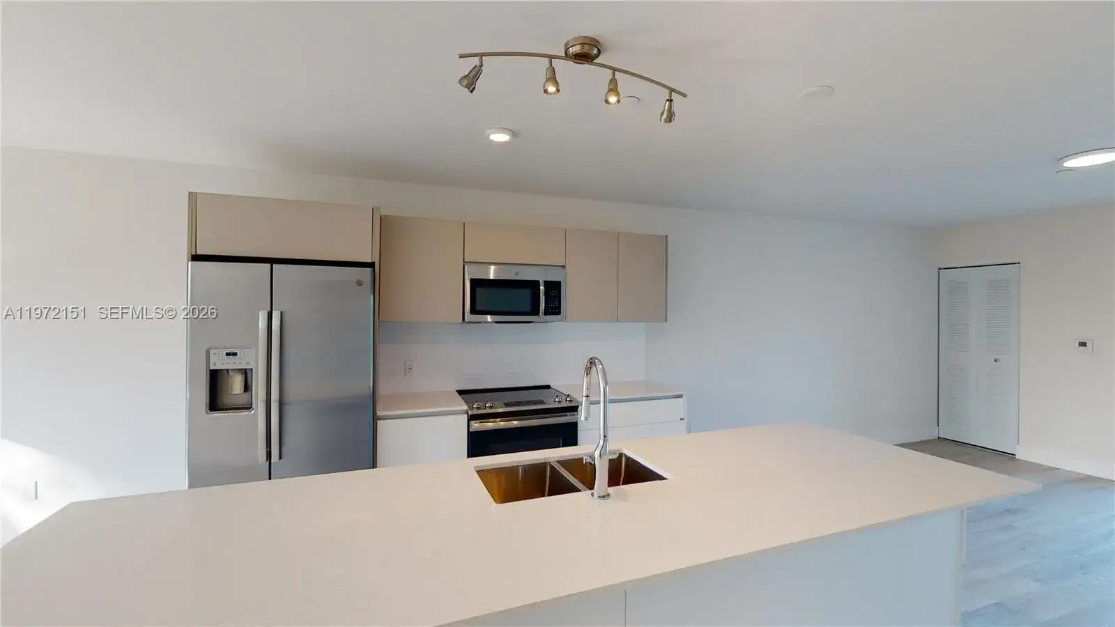 2 bedroom 2 bath Residential for sale at 2555 NE 193rd St # 2224, Miami FL 33180