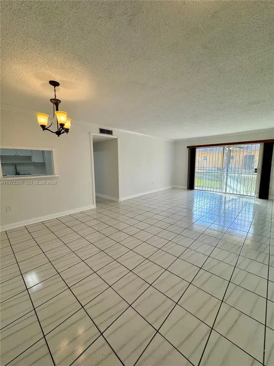 3 bedroom 2 bath Residential Lease for rent at 13700 SW 62nd St # 113, Miami FL 33183