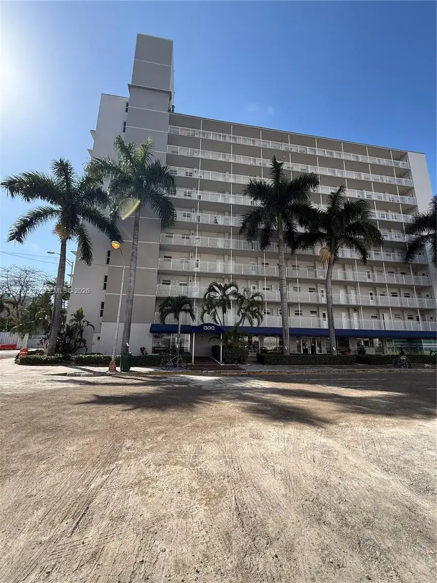 1 bedroom 1 bath Residential Lease for rent at 1300 Lincoln Rd # D504, Miami Beach FL 33139