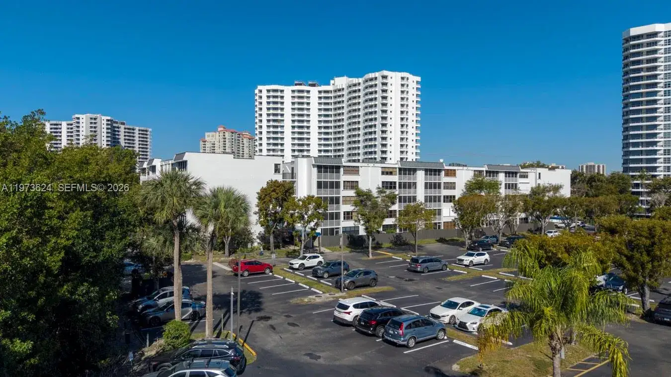 3 bedroom 2 bath Residential for sale at 3350 NE 192nd St # B, Aventura FL 33180