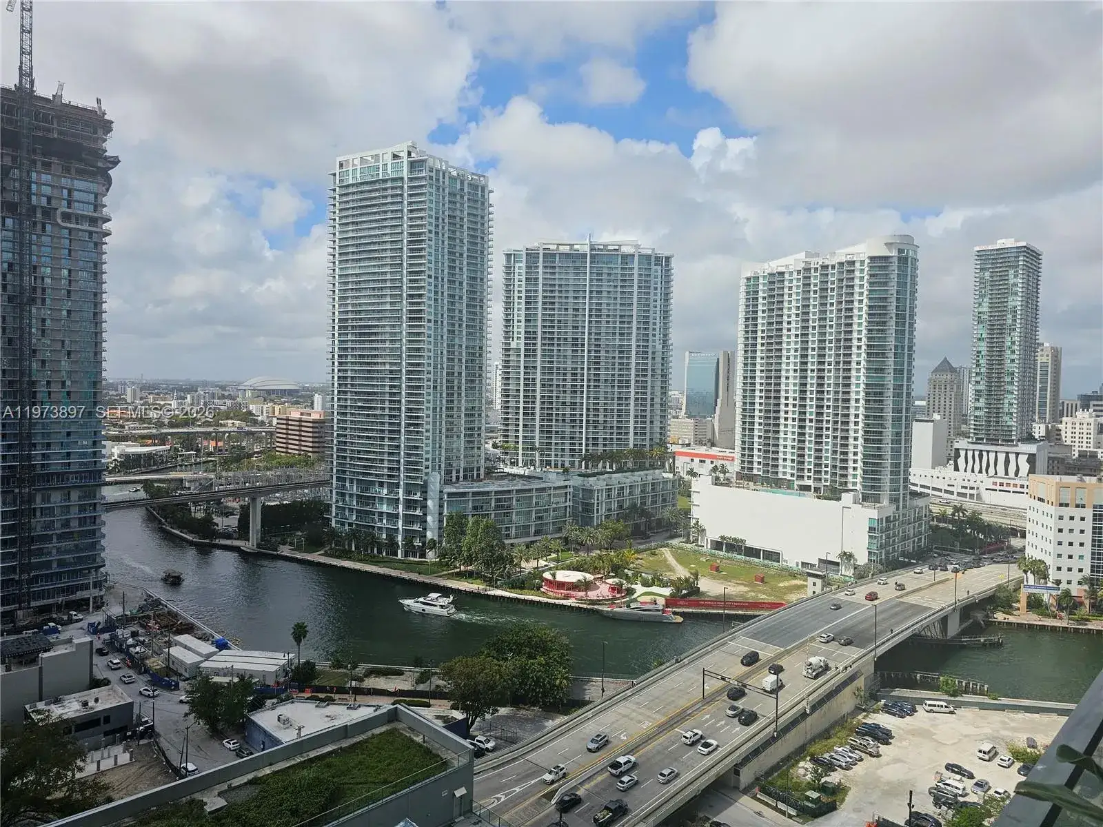 1 bedroom 1 bath Residential Lease for rent at 68 SE 6th St # 1806, Miami FL 33131