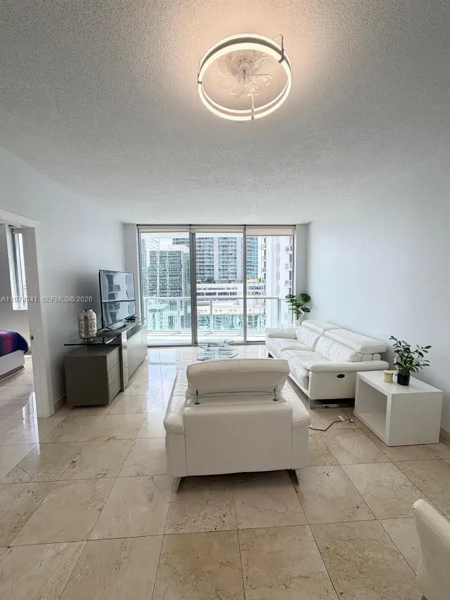 1 bedroom 1 bath Residential Lease for rent at 1050 Brickell Ave # 1904, Miami FL 33131