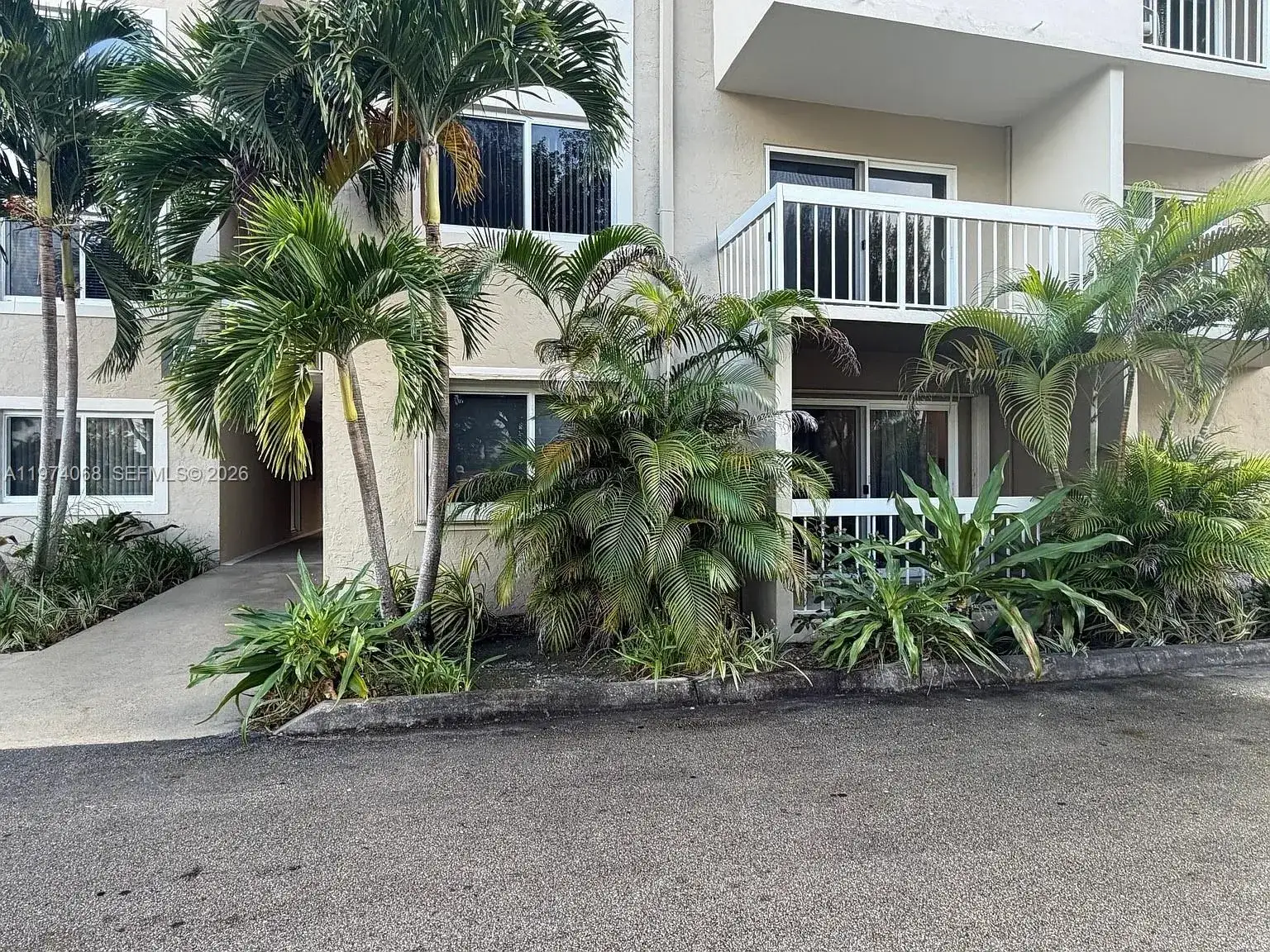1 bedroom 1 bath Residential Lease for rent at 7920 Camino Real # 111, Miami FL 33143