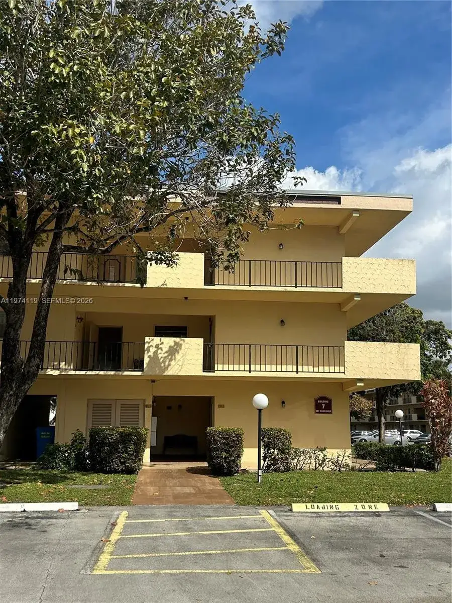 2 bedroom 2 bath Residential Lease for rent at 301 Cambridge Rd # 211, Hollywood FL 33024