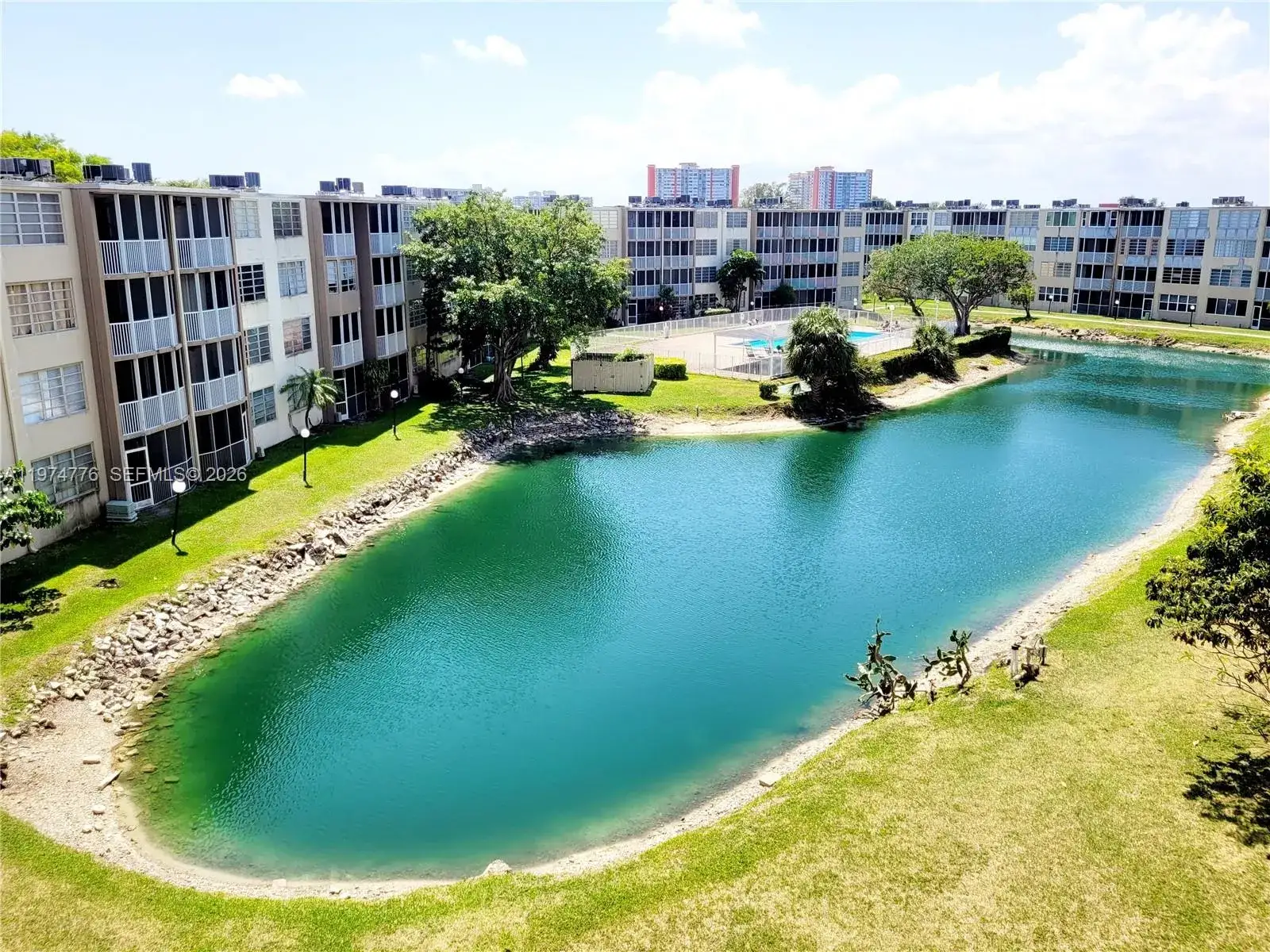 1 bedroom 1 bath Residential Lease for rent at 1700 NE 191st St # 402, Miami FL 33179