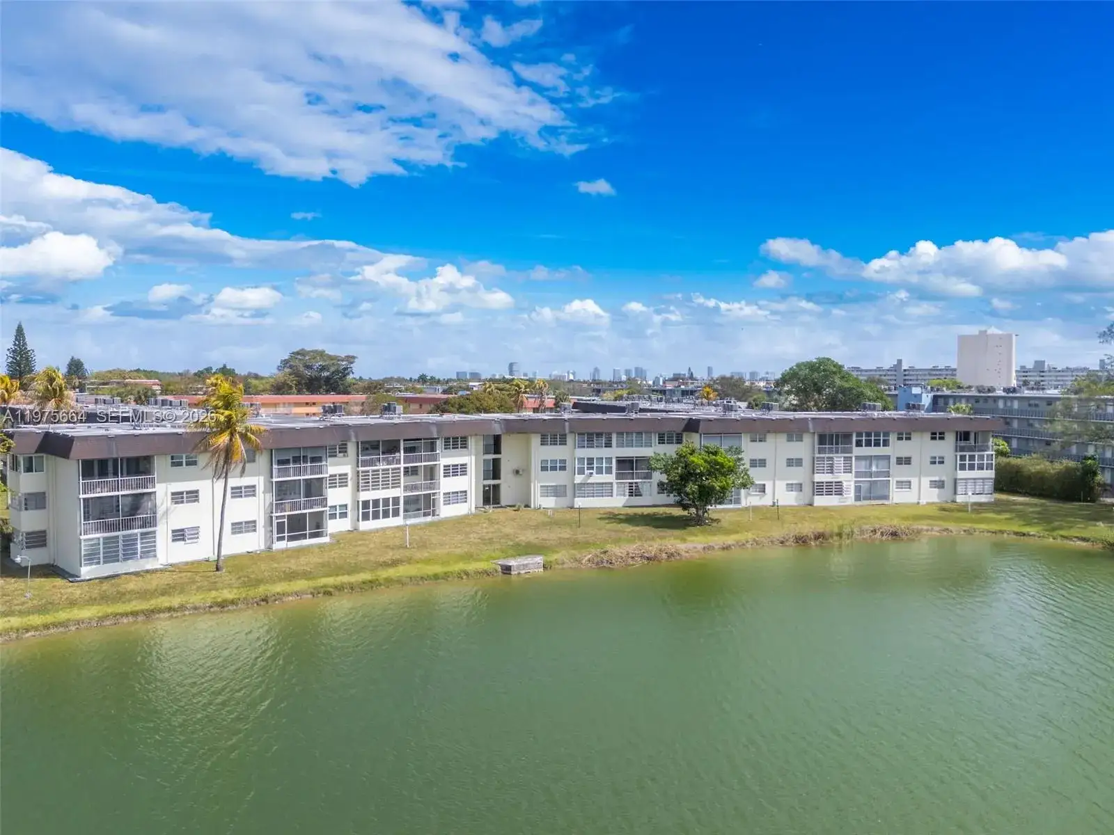 1 bedroom 1 bath Residential for sale at 1530 NE 191st St # 105, Miami FL 33179