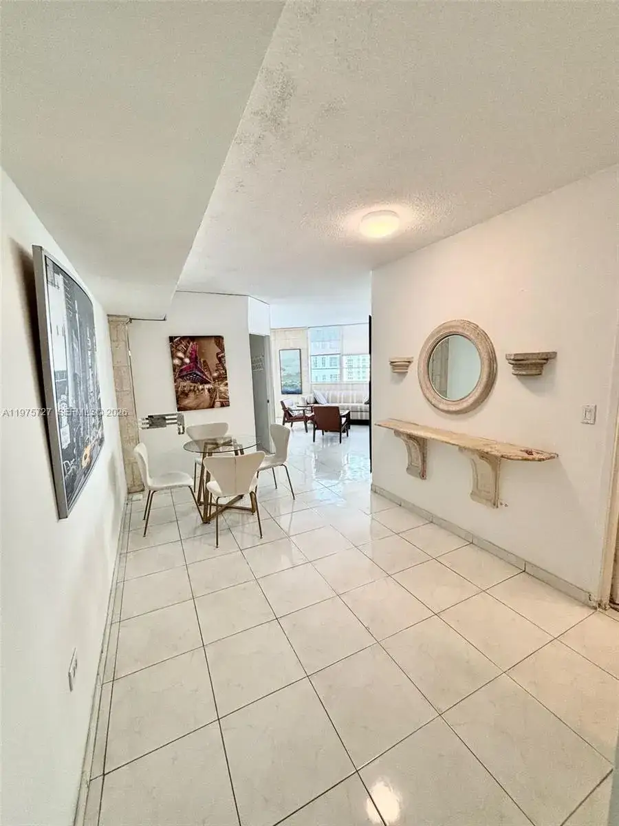 3 bedroom 2 bath Residential Lease for rent at 905 Brickell Bay Dr # 1824, Miami FL 33131