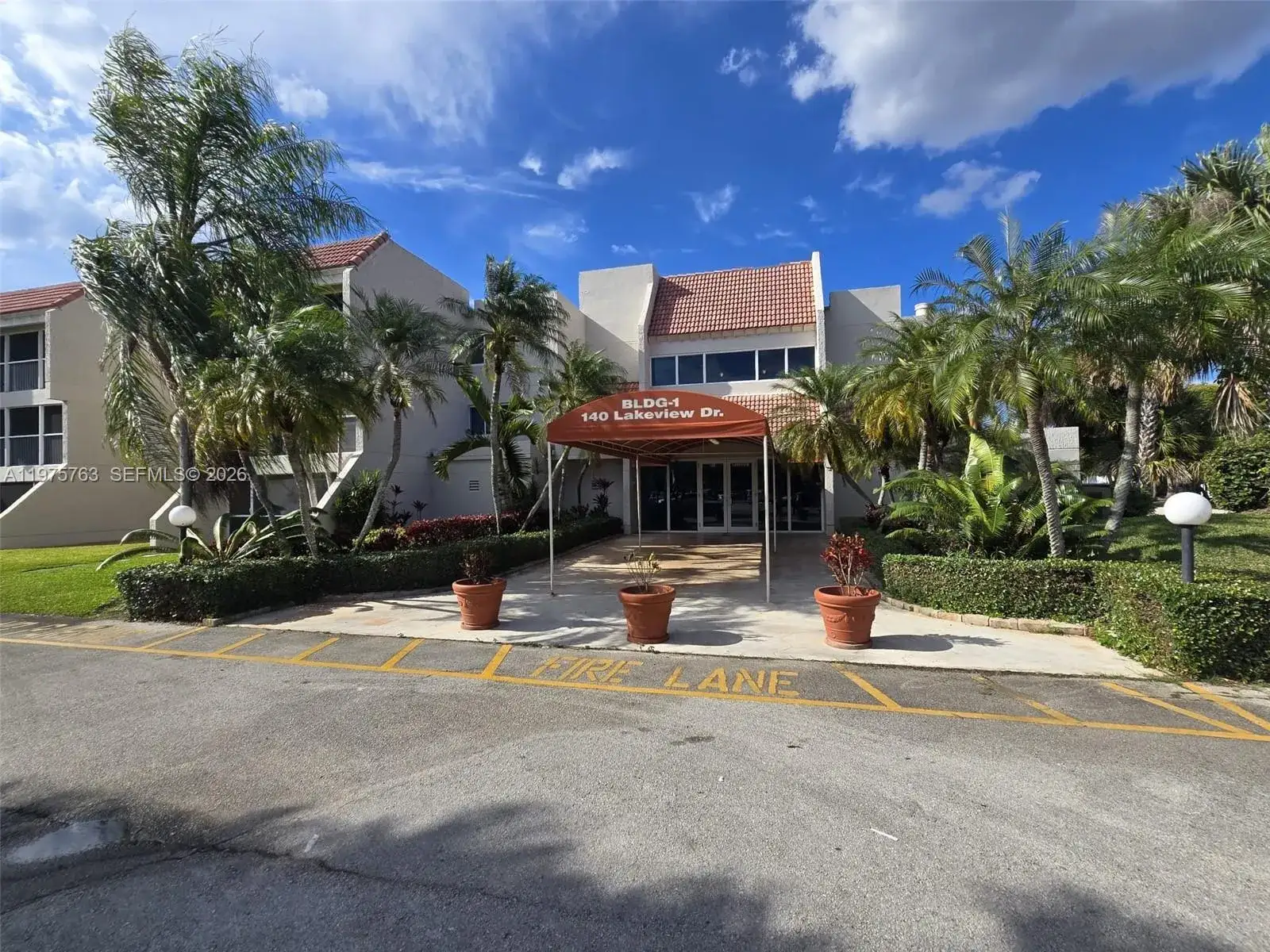 2 bedroom 2 bath Residential for sale at 140 Lakeview Dr # 111, Weston FL 33326