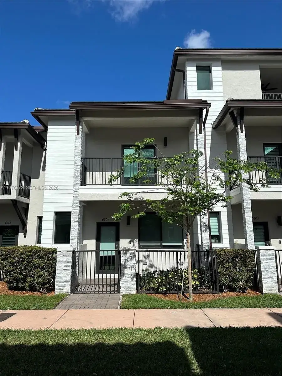 3 bedroom 2 bath Residential for sale at 4609 NW 83rd Path # 0, Doral FL 33166