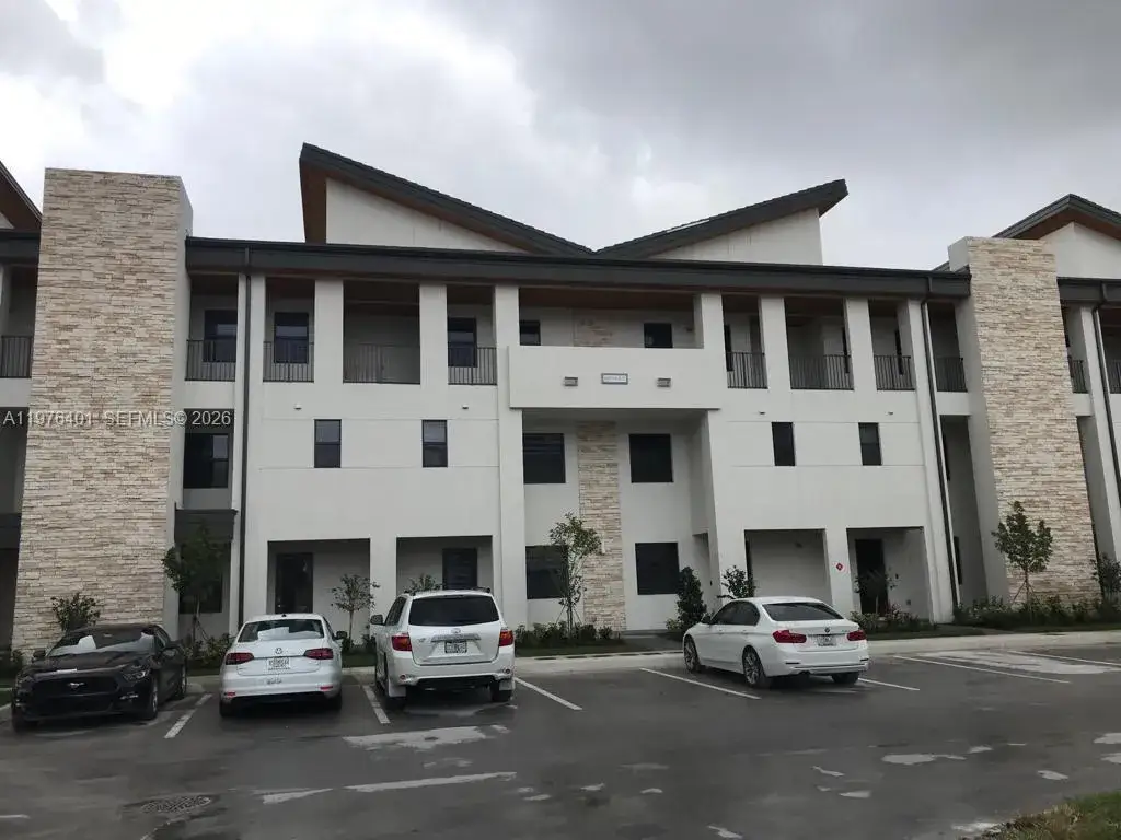 3 bedroom 2 bath Residential for sale at 10431 NW 82nd St # 5, Doral FL 33178