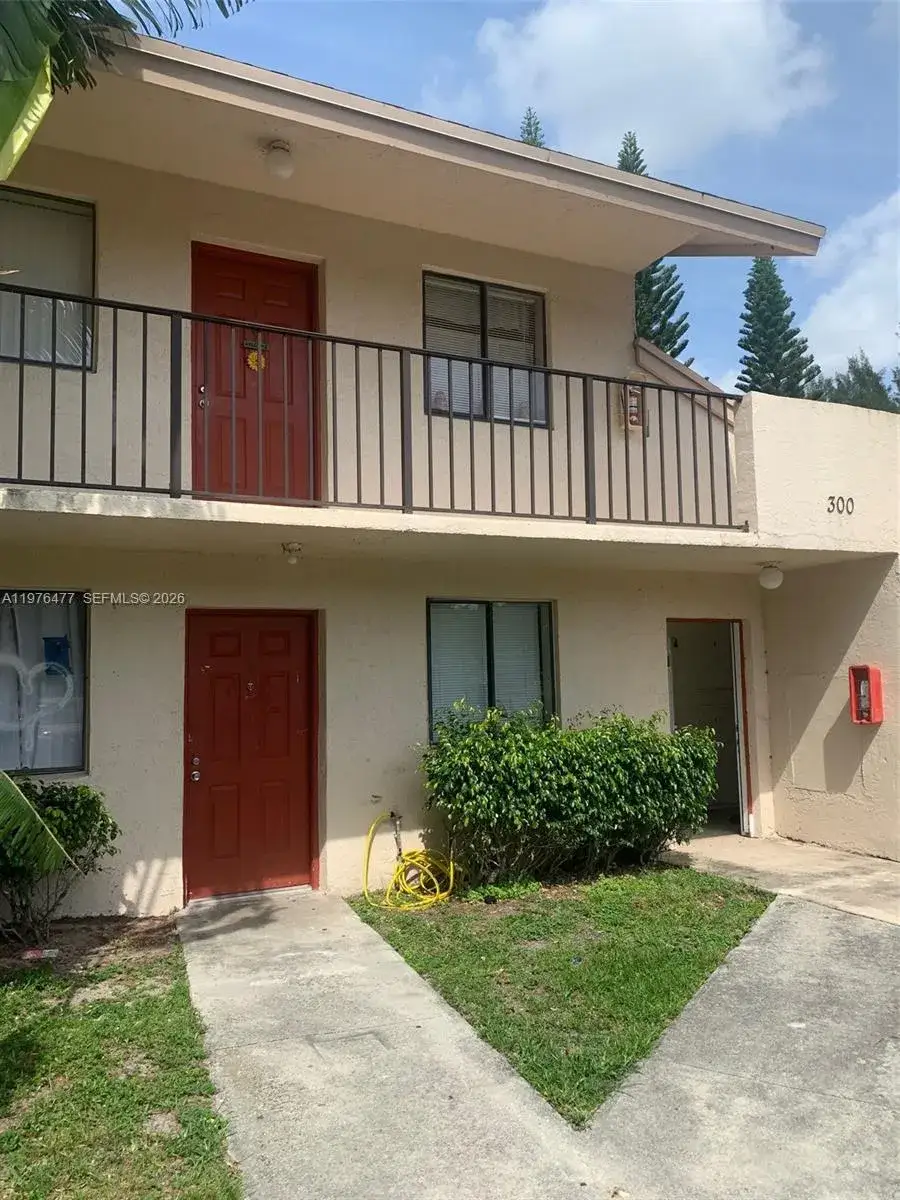 2 bedroom 1 bath Residential for sale at 300 Nottingham Cir # J, Green Acres FL 33463