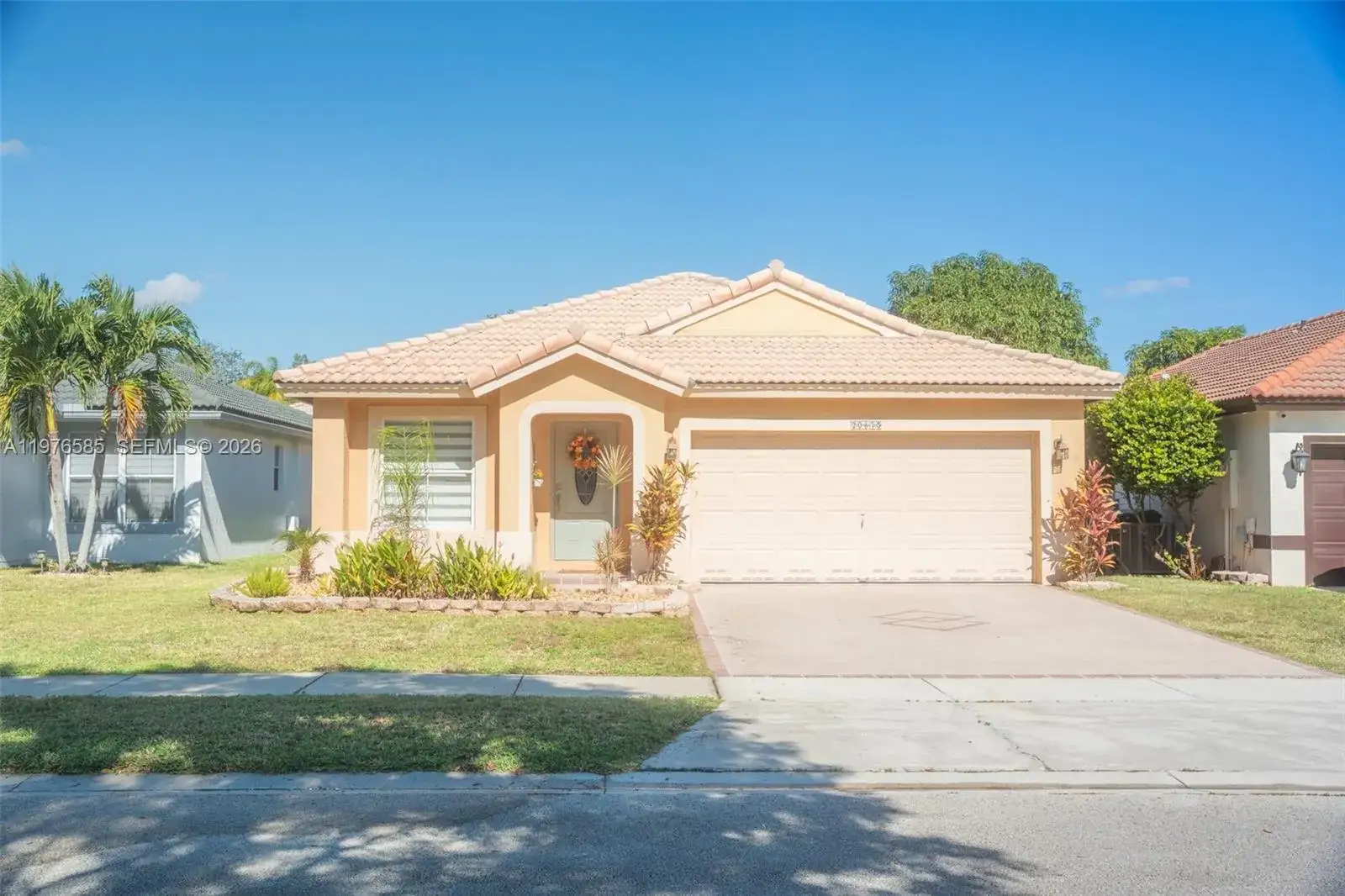 3 bedroom 2 bath Residential Lease for rent at 20875 NW 20th St, Pembroke Pines FL 33029