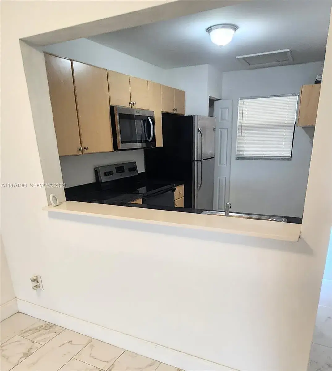 3 bedroom 2 bath Residential Lease for rent at 902 NE 209 St # 40, Miami FL 33179