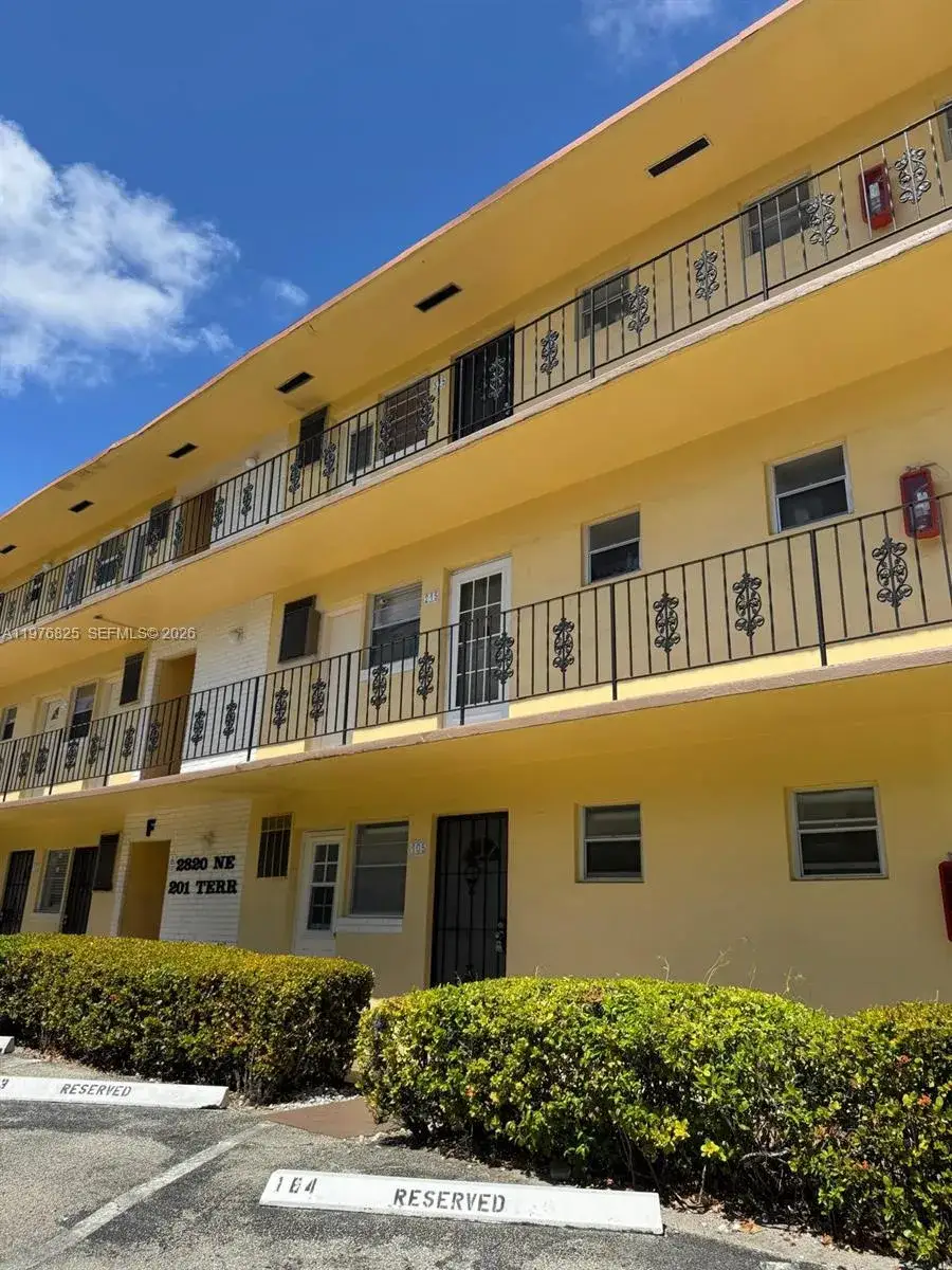 1 bedroom 1 bath Residential Lease for rent at 2820 NE 201st Ter # F215, Aventura FL 33180