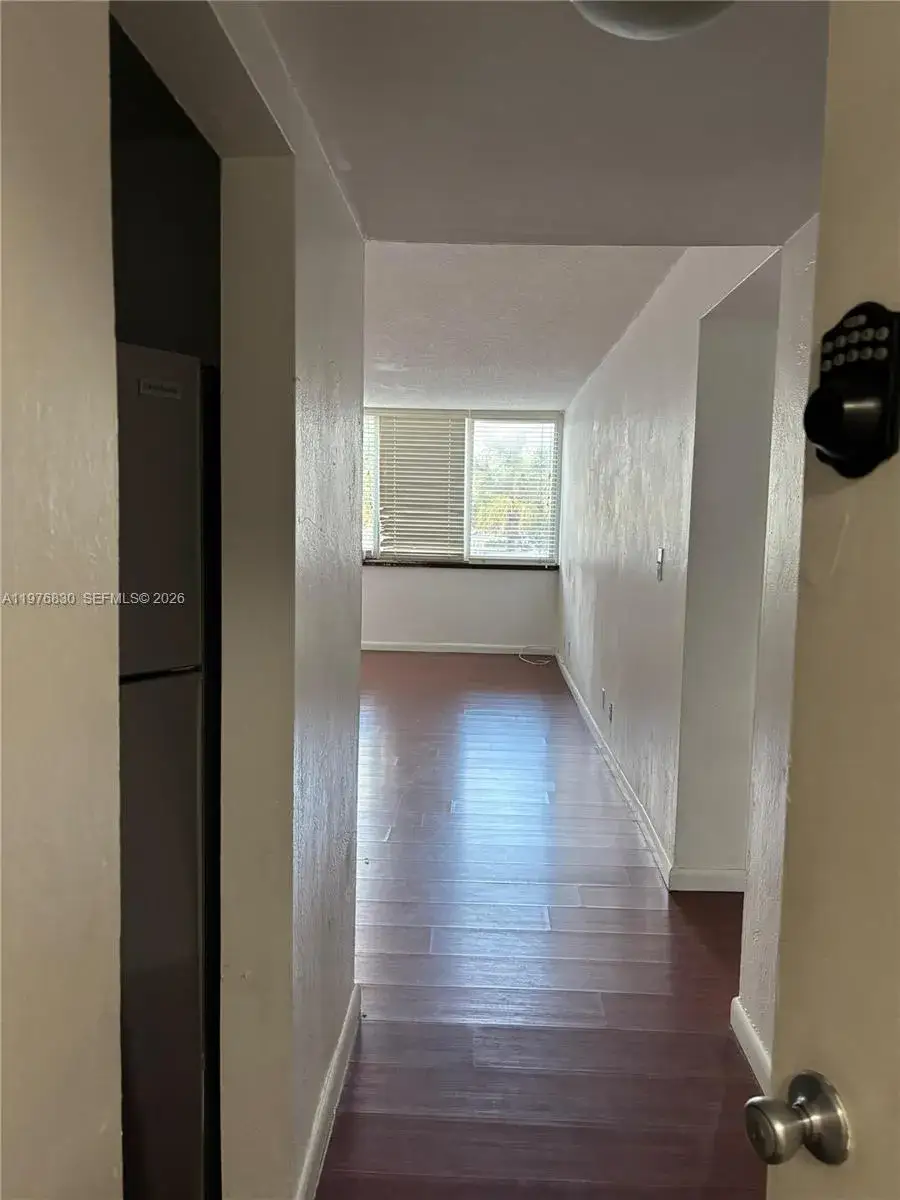1 bedroom 1 bath Residential Lease for rent at 9143 SW 77th Ave # B204, Miami FL 33156