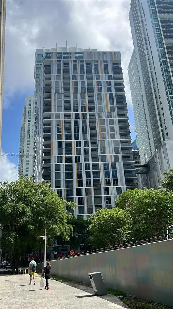 3 bedroom 2 bath Residential Lease for rent at 31 SE 6th St # 1801, Miami FL 33131