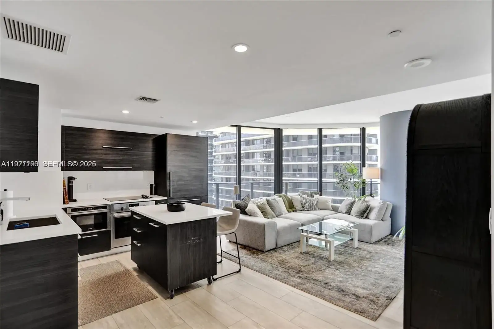 2 bedroom 2 bath Residential Lease for rent at 45 SW 9th St # 2001, Miami FL 33130