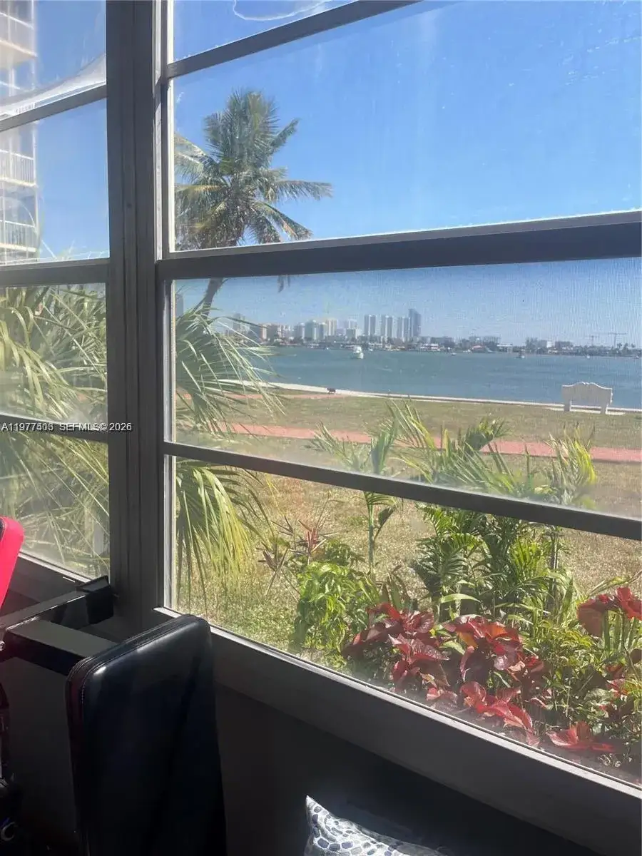 1 bedroom 1 bath Residential for sale at 2910 Point East Dr # M109, Aventura FL 33160