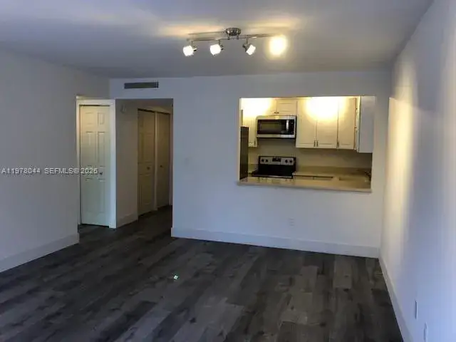 1 bedroom 1 bath Residential Lease for rent at 9301 SW 92nd Ave # 207C, Miami FL 33176