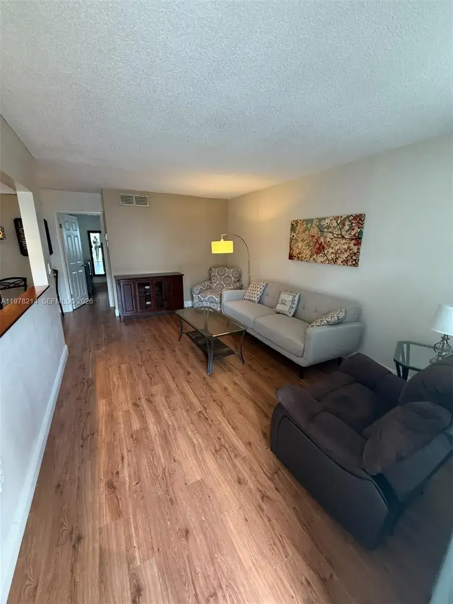 1 bedroom 1 bath Residential Lease for rent at 415 NE 2nd St # 105, Hallandale Beach FL 33009