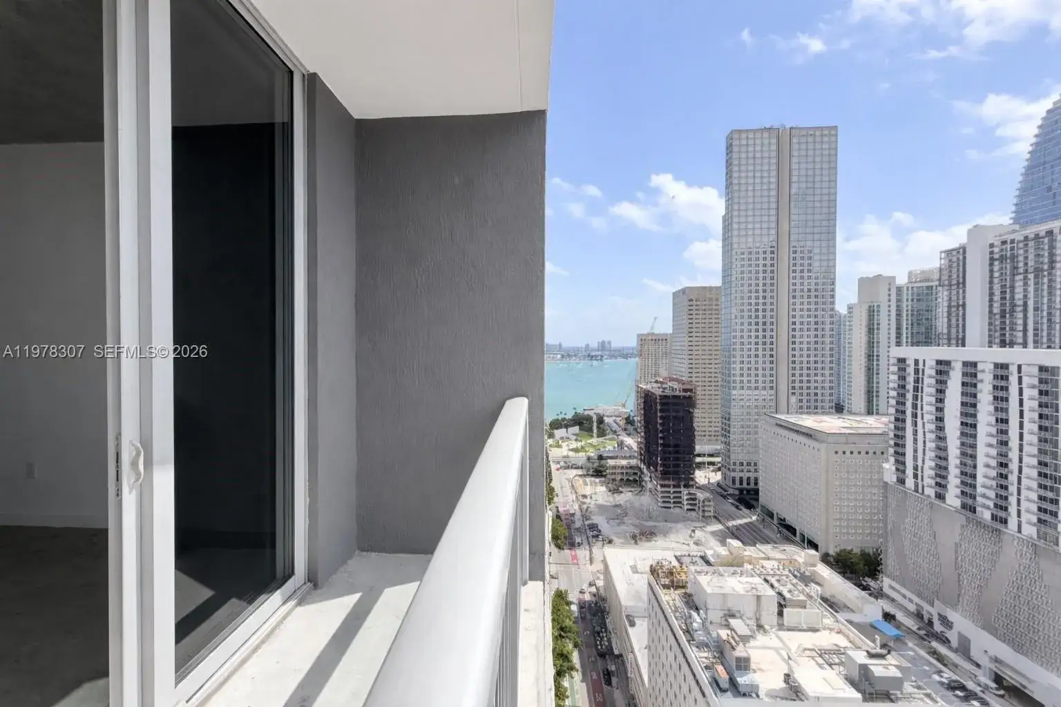 1 bedroom 1 bath Residential Lease for rent at 151 SE 1st St # 3007, Miami FL 33131