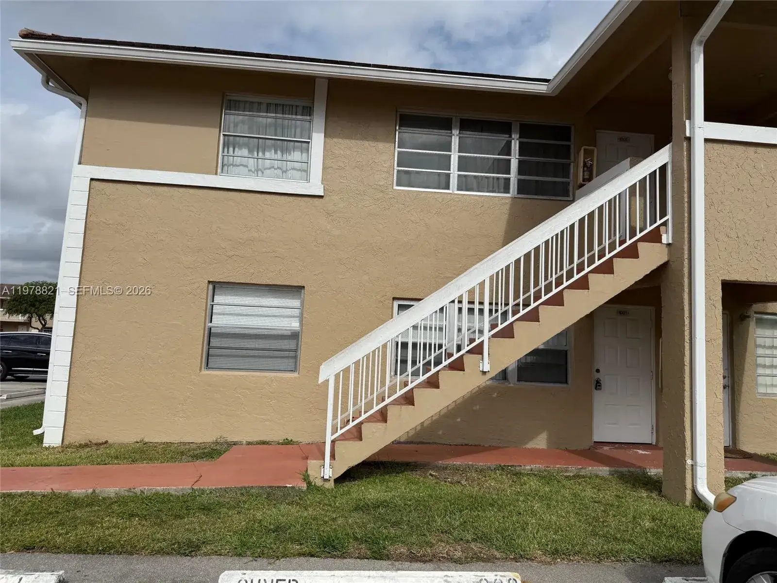 2 bedroom 2 bath Residential for sale at 1001 Twin lakes Dr. # D, Coral Springs FL 33071