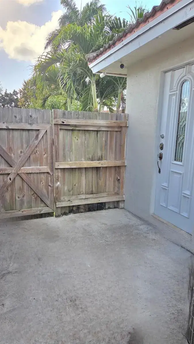 1 bedroom 1 bath Residential Lease for rent at 13902 SW 111th Pl # B, Miami FL 33176