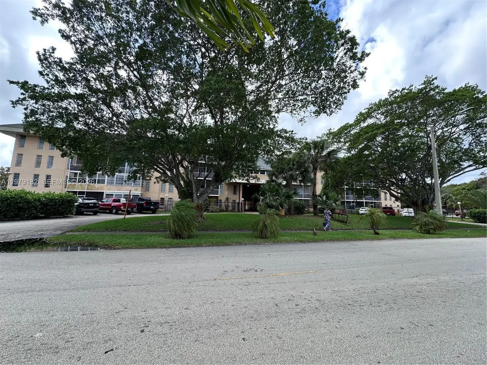 1 bedroom 1 bath Residential for sale at 4848 NW 24th Ct # 412, Lauderdale Lakes FL 33313