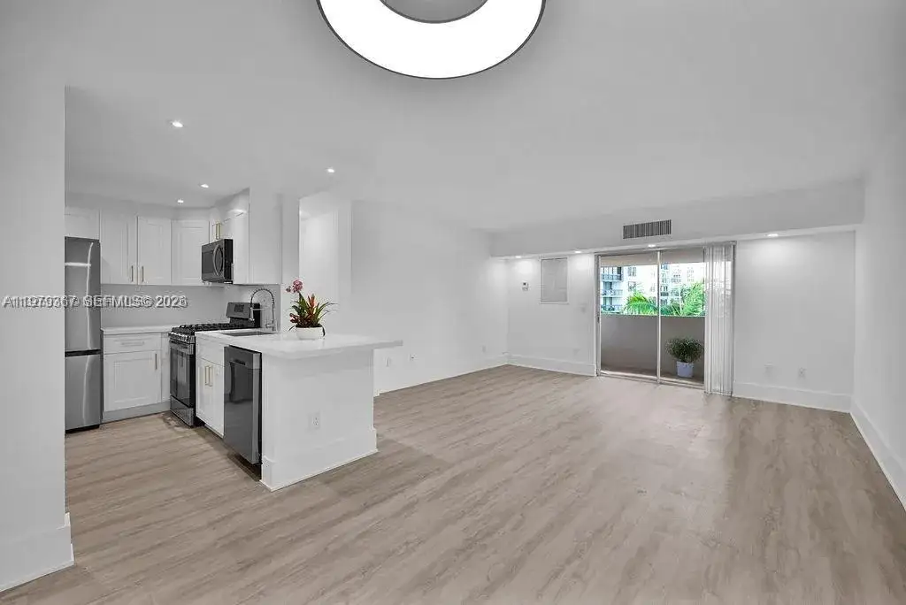 1 bedroom 1 bath Residential Lease for rent at 2201 Brickell Ave # 80, Miami FL 33129