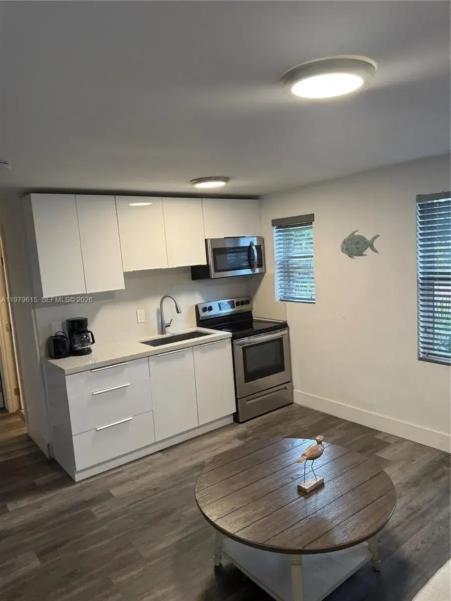 1 bedroom 1 bath Residential Lease for rent at 2020 Washington st # 5, Hollywood FL 33020