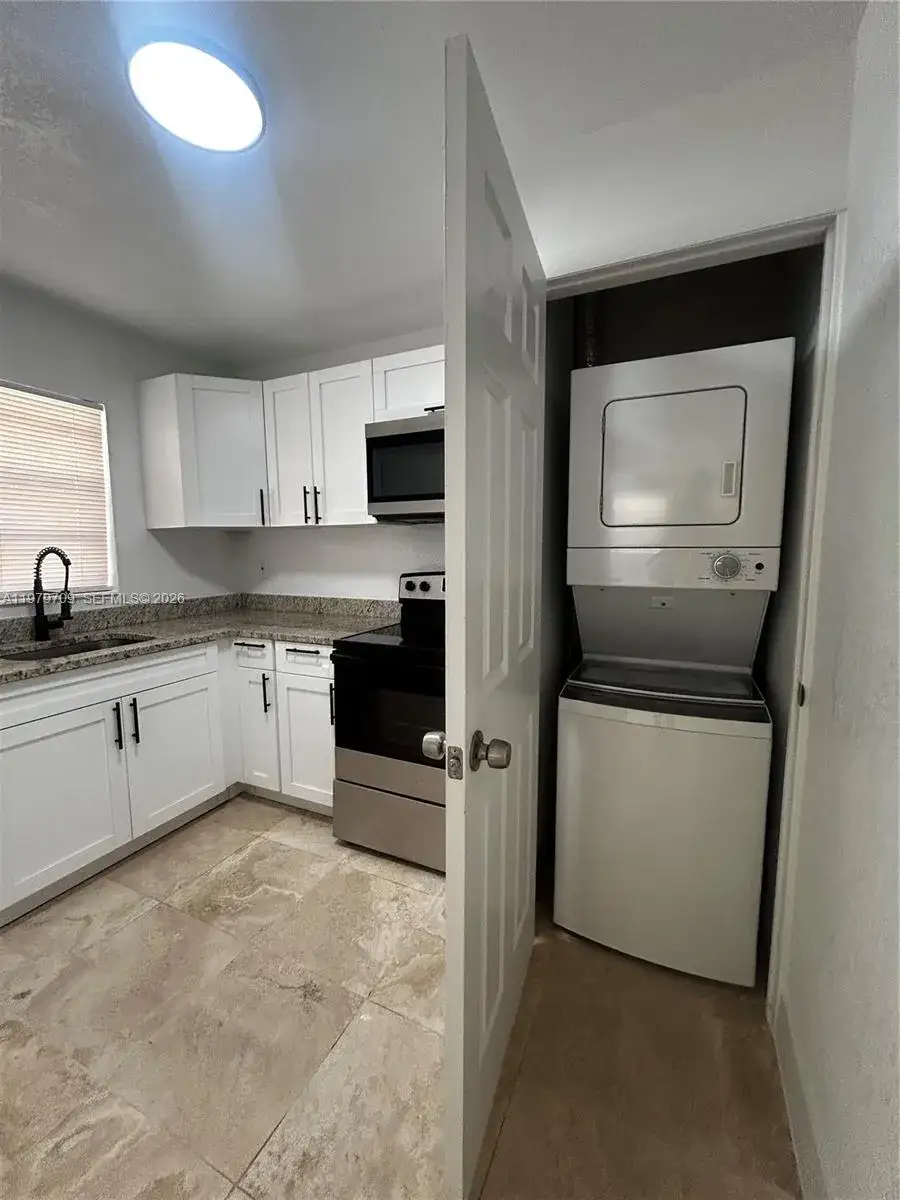 2 bedroom 1 bath Residential Lease for rent at 916 SW 10th St # 3, Hallandale Beach FL 33009