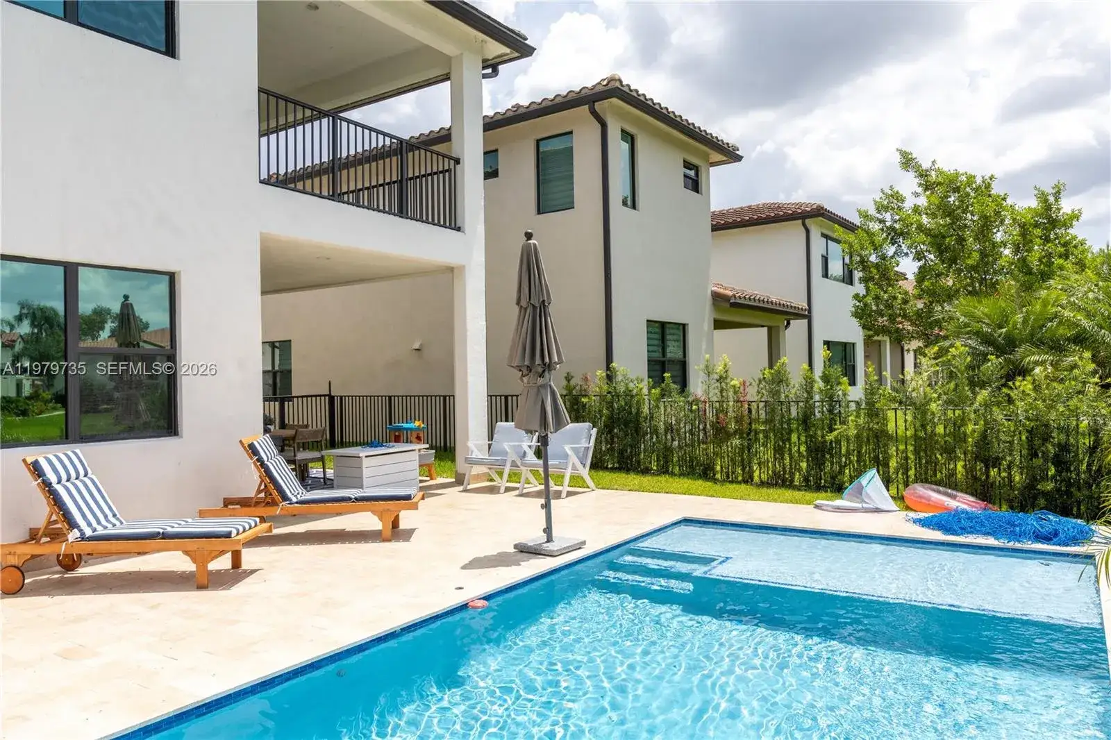 11826 SW 13th Ct, Pembroke Pines FL 33025