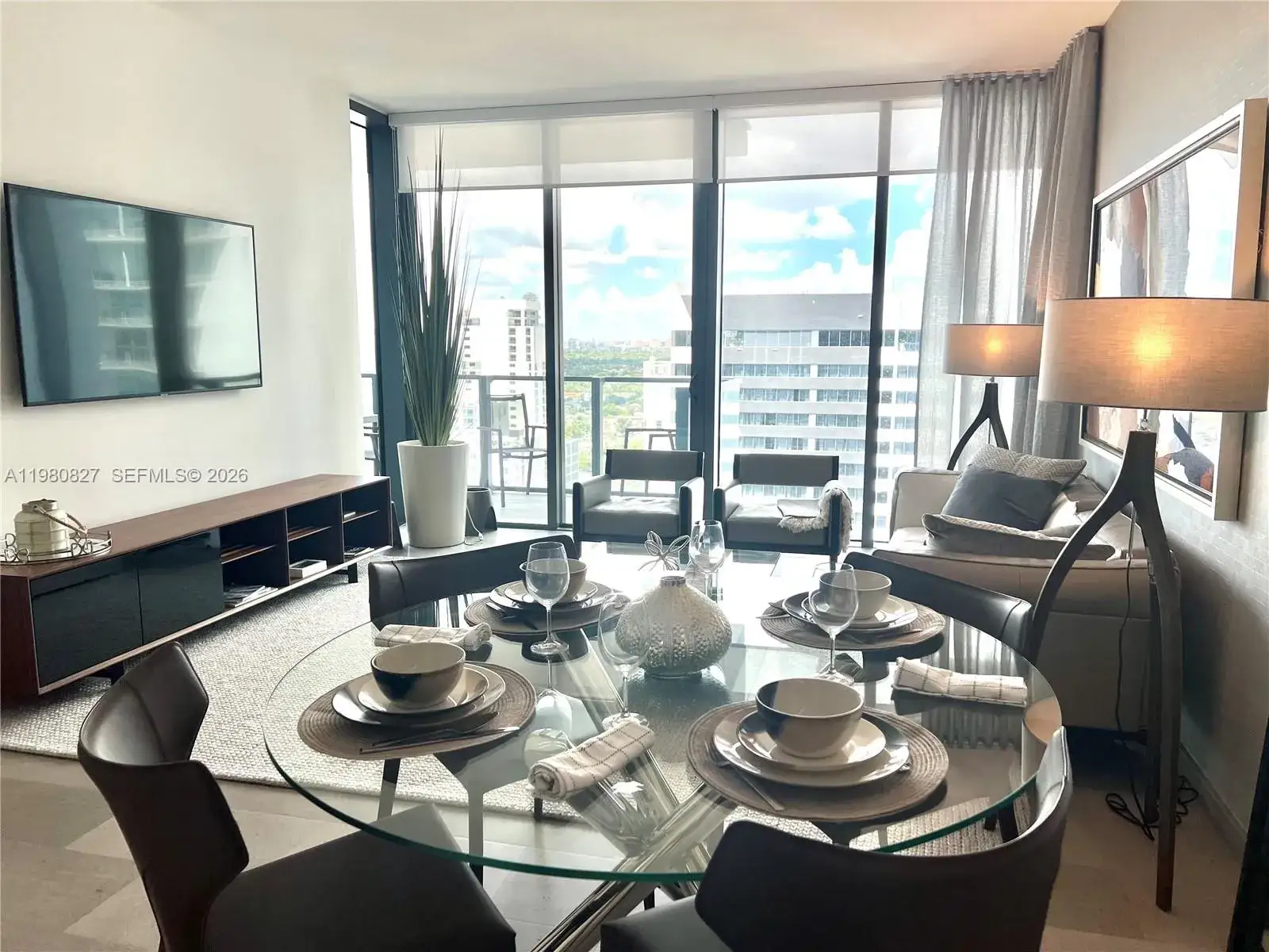 1 bedroom 1 bath Residential Lease for rent at 88 SW 7th St # 1908, Miami FL 33130