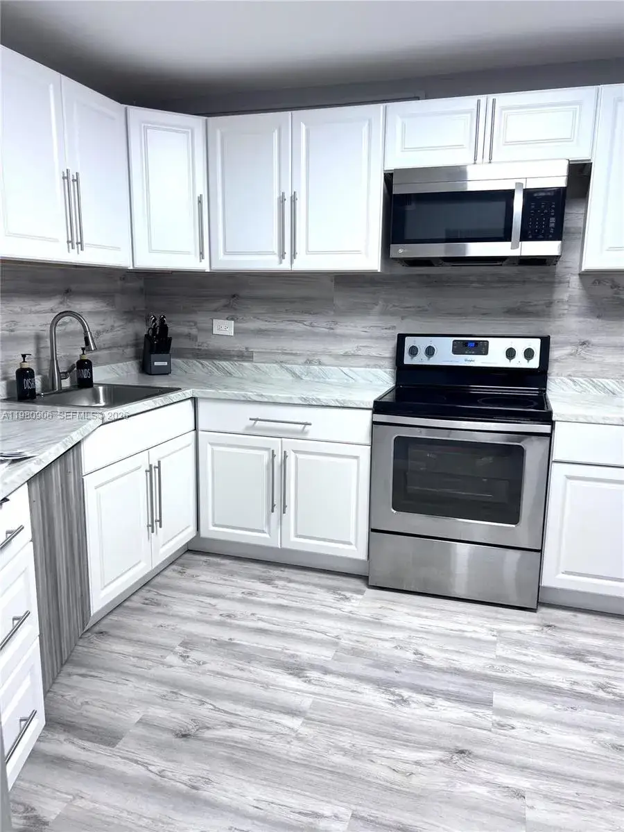 2 bedroom 2 bath Residential for sale at 1670 NE 191st St # 3, Miami FL 33179