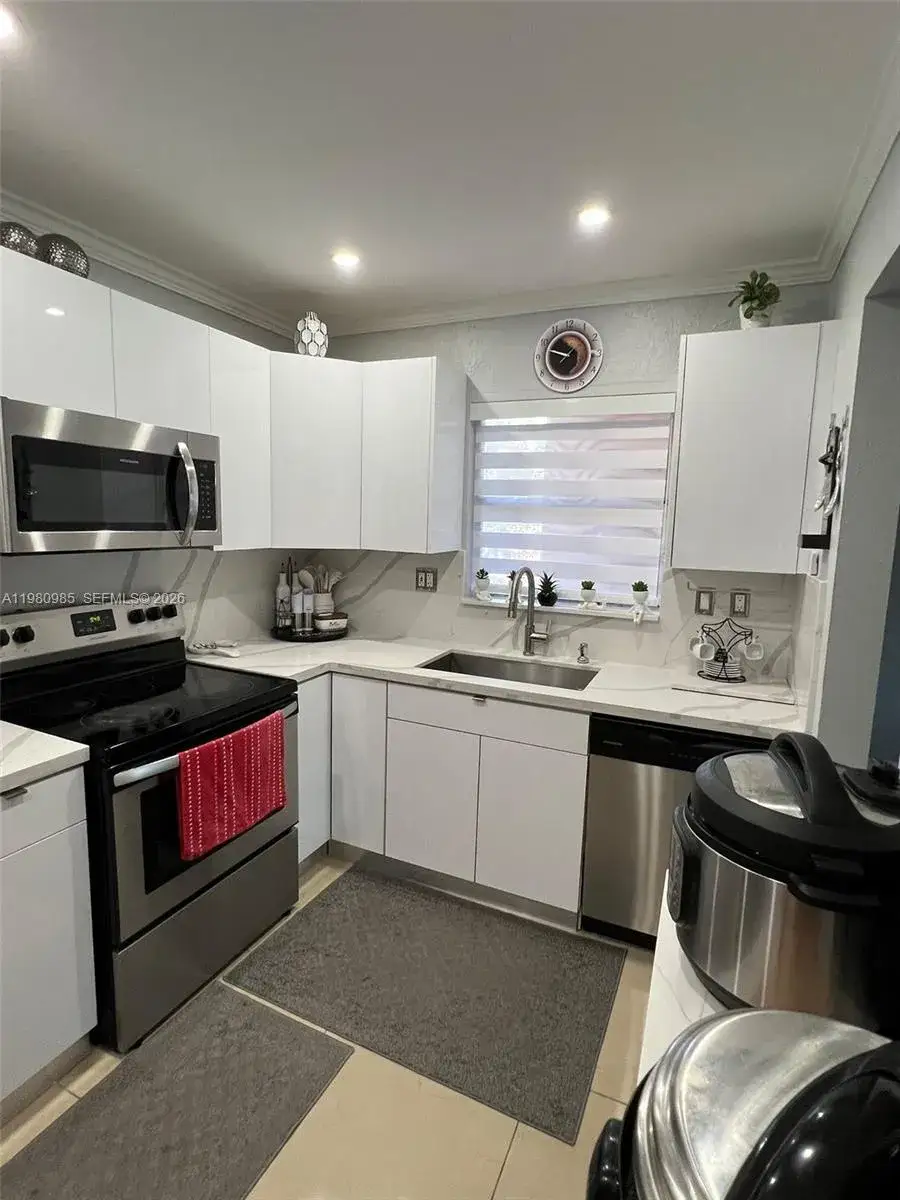 3 bedroom 2 bath Residential Lease for rent at 13715 Kendale Lakes Cir # 304, Miami FL 33183