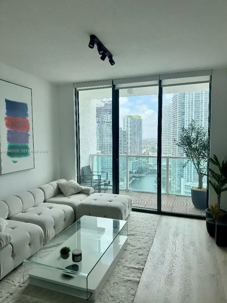1 bedroom 1 bath Residential Lease for rent at 31 SE 5th St # 3309, Miami FL 33131
