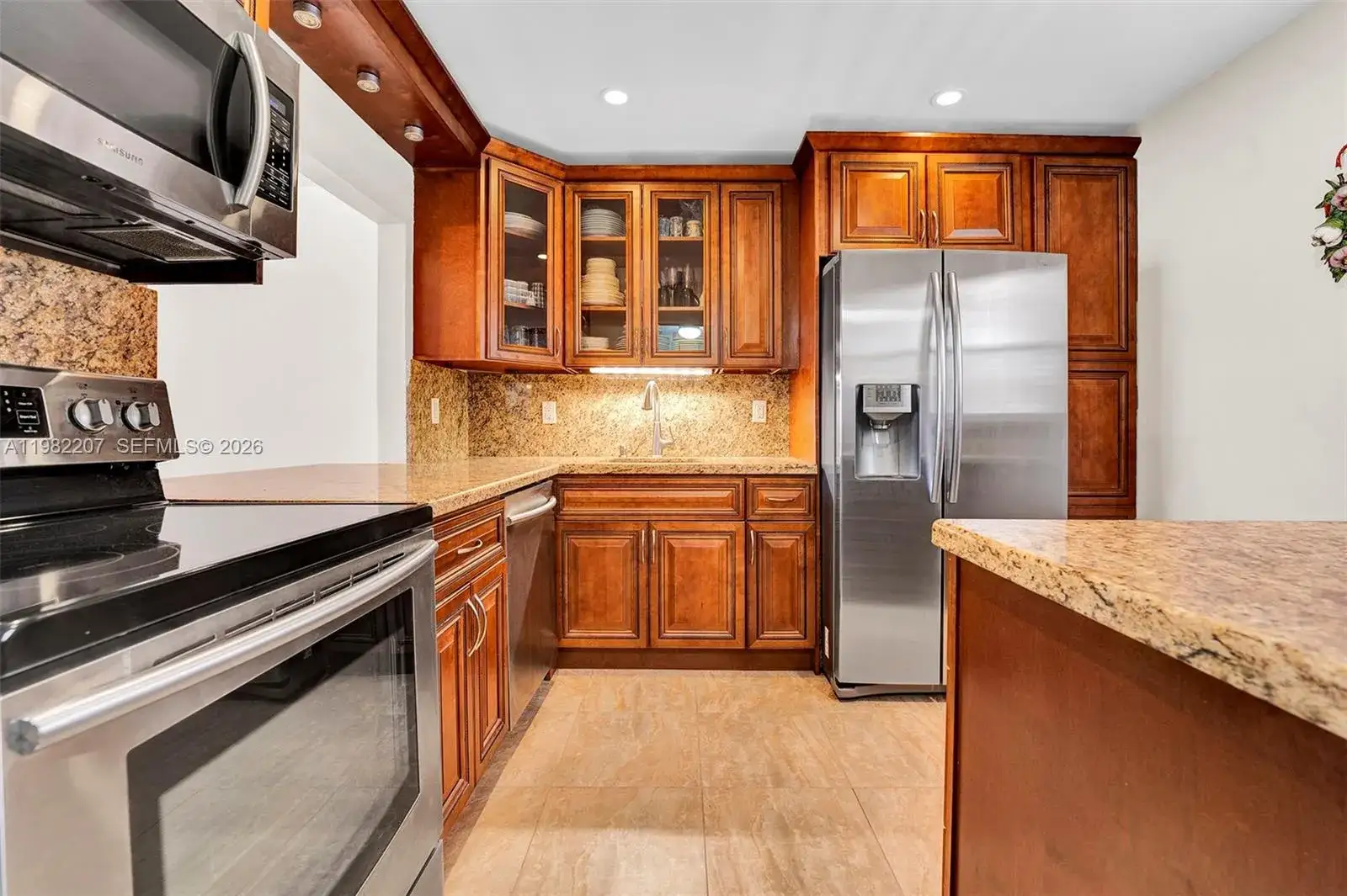 1 bedroom 1 bath Residential Lease for rent at 410 SE 2nd St # 220, Hallandale Beach FL 33009