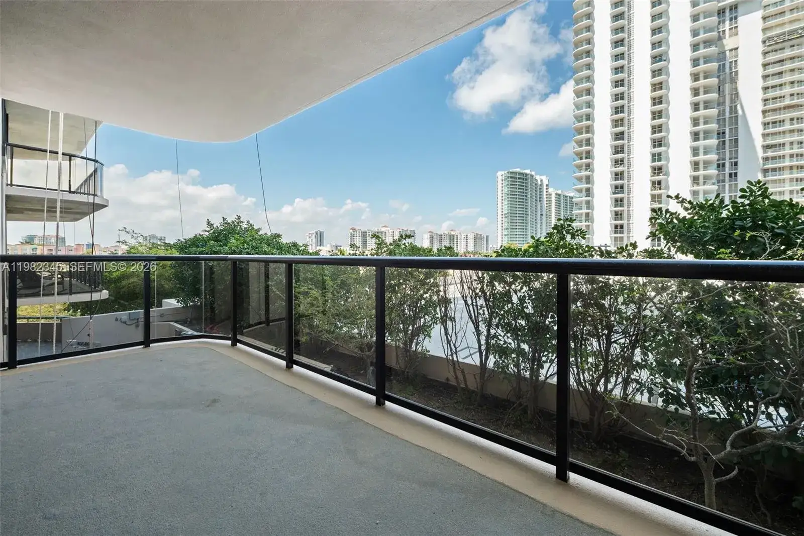 2 bedroom 2 bath Residential for sale at 19667 Turnberry Way # 4H, Aventura FL 33180