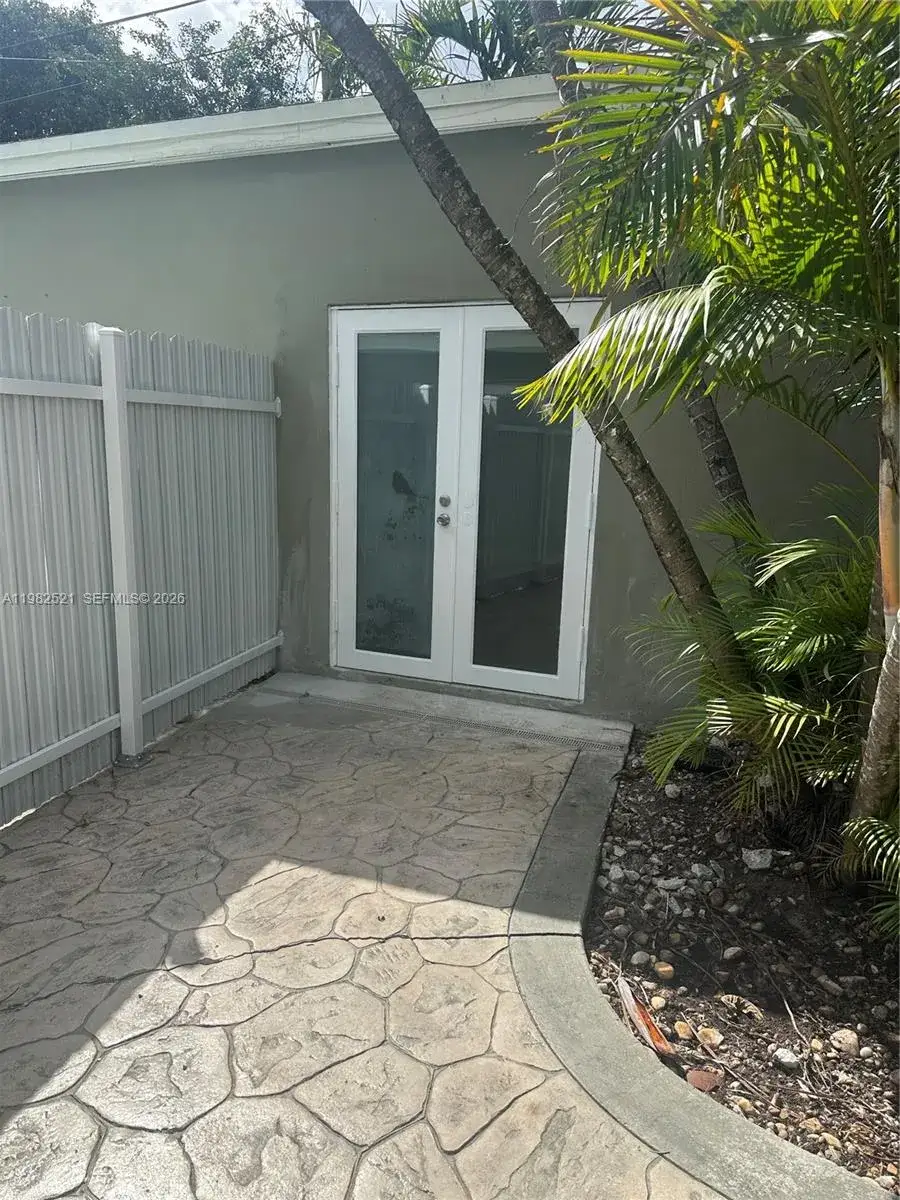 1 bath Residential Lease for rent at 11440 SW 47th St Rear, Miami FL 33165